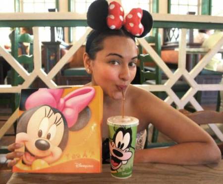 Sonakshi Sinha wishes Mickey in Mini style!!